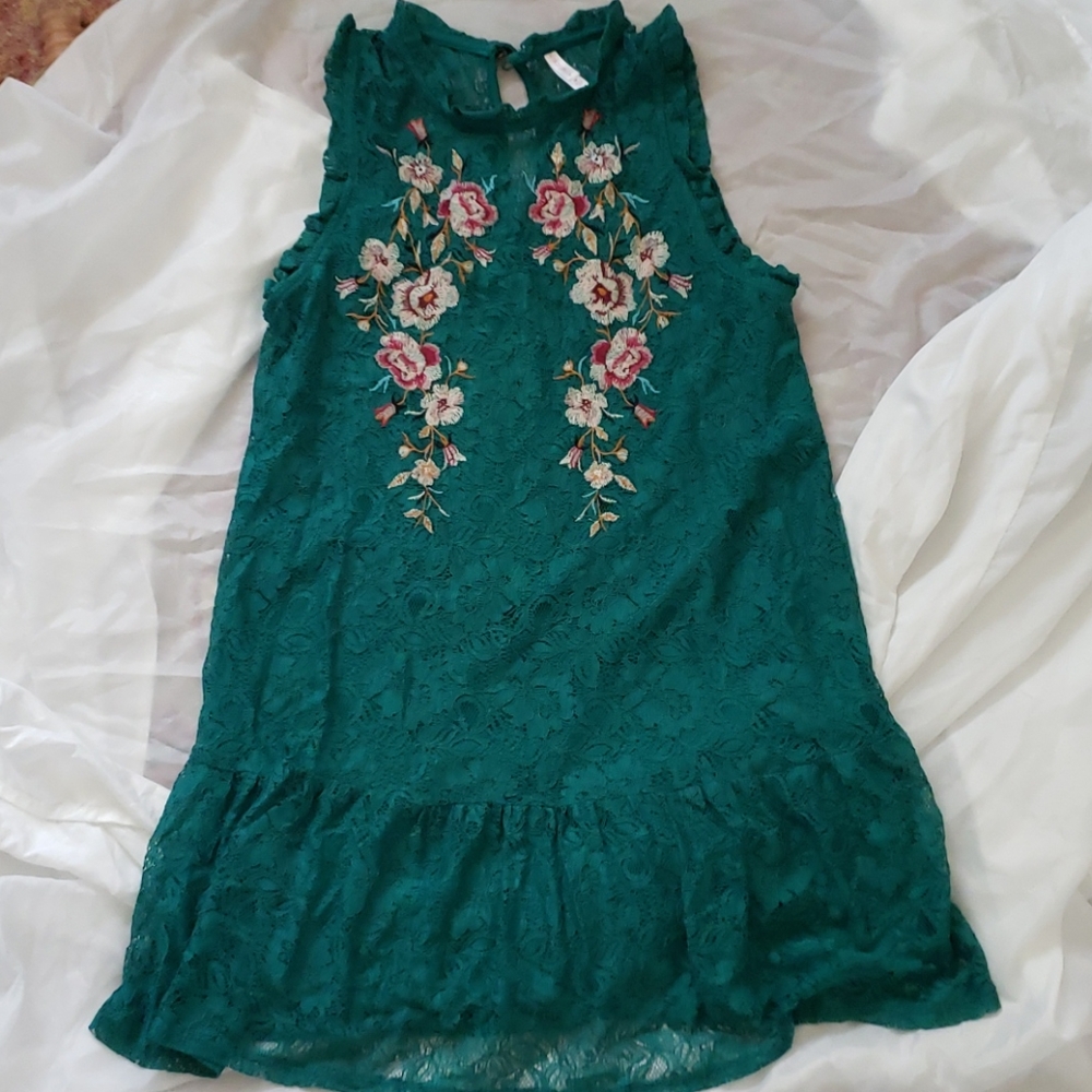 Lace dress with lining